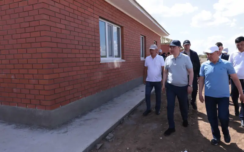 Бектенов батыс өңірлерінде тасқыннан зардап шеккен тұрғындарға арналған үйлерді тексеруде