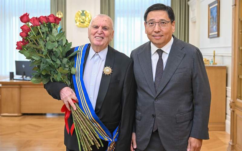 Аким Алматы поздравил Пантелея Кесоглу от имени Президента Пантелей Кесоглу Лаки