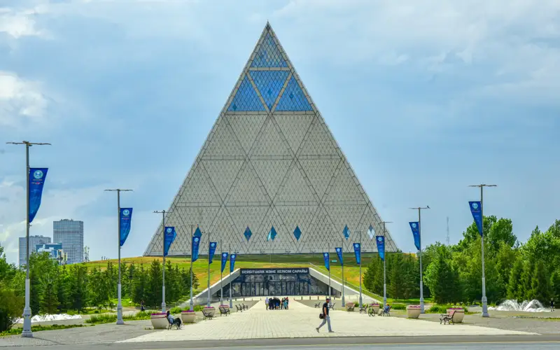 Дворец мира и согласия, пирамида, парк