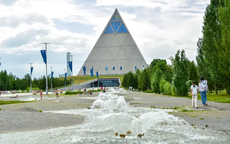Dvorets mıra ı soglasııa, pıramıda, park, saıabaq