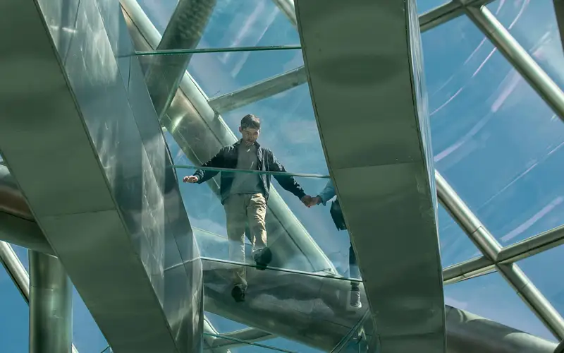 дети, стеклянный мост, развлечение, балалар, шыны көпір