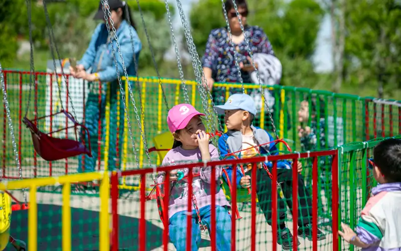 detı, detskaıa ploşadka, otdyh, park, balalar, demalys, saıabaq, oıyn alańy, attraktsıon