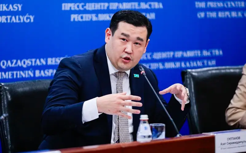 Азат Султанов