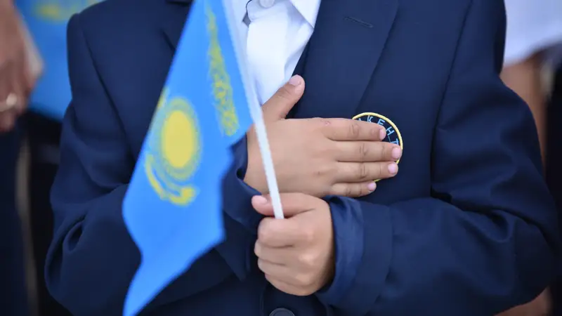 Дети школьники флаг 1 сентября день знаний Балалар мектеп оқушылар 1 қыркүйек білім күні гимн