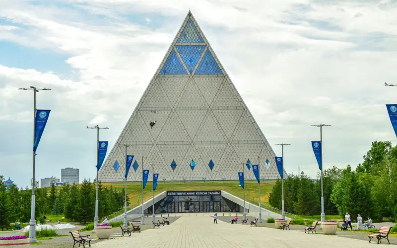 Дворец мира и согласия, пирамида