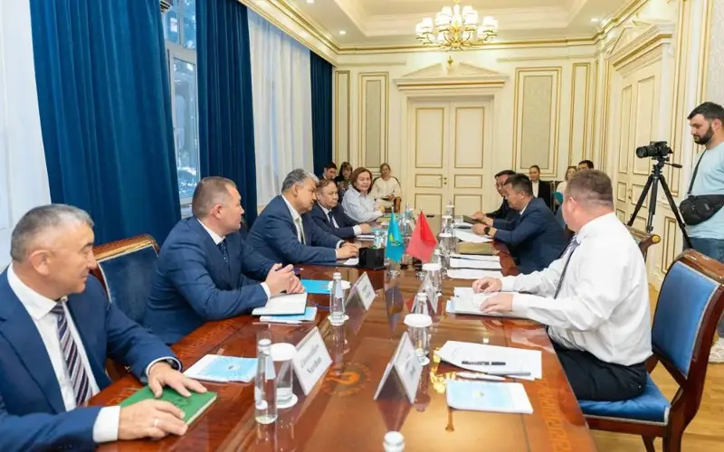 ШҚО әкімі Шыңжаңның Алтай ауданының басшысы Жеңіс Хадеспен кездесті