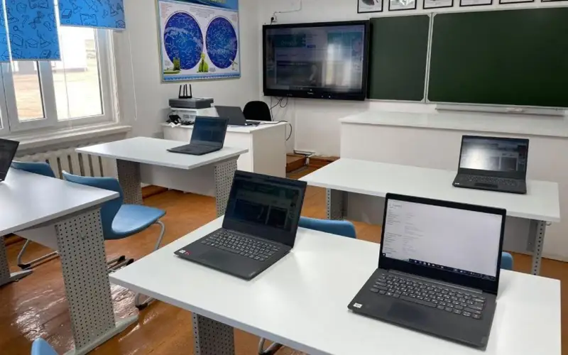 Qazaqstanda Starlink júıesinen bas tartqan mektepter kóbeıdi