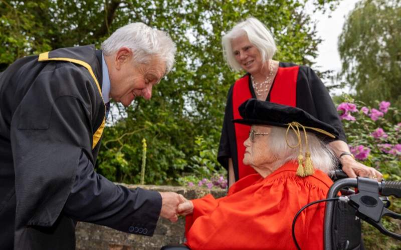 В Британии ученая получила докторскую степень в 98 лет В Британии ученая получила докторскую степень в 98 лет