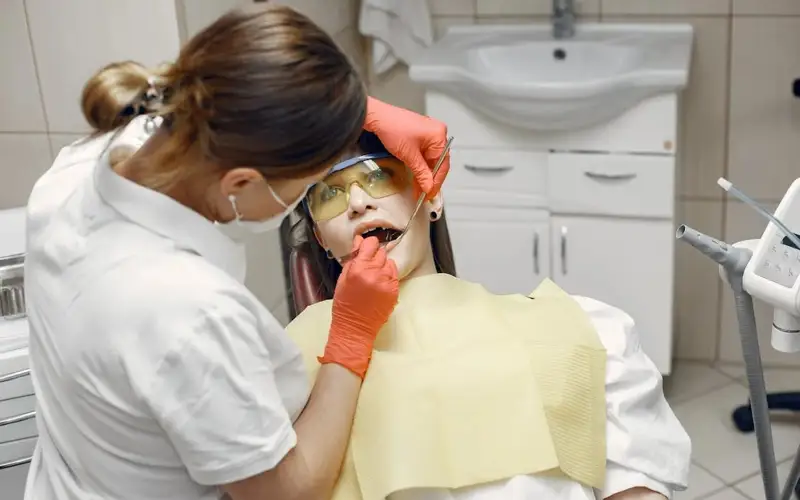 стоматолог