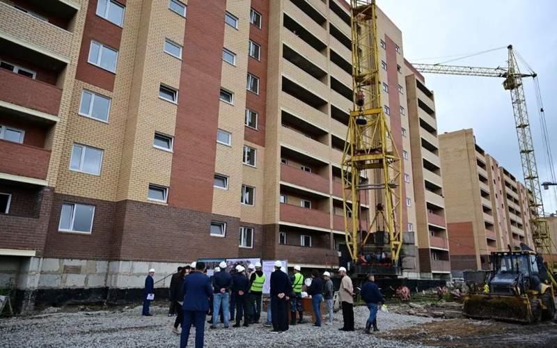 В рамках рабочей поездки министр промышленности и строительства Канат Шарлапаев ознакомился с ходом строительства домов для пострадавших от паводка В рамках рабочей поездки министр промышленности и строительства Канат Шарлапаев ознакомился с ходом строительства домов для пострадавших от паводка