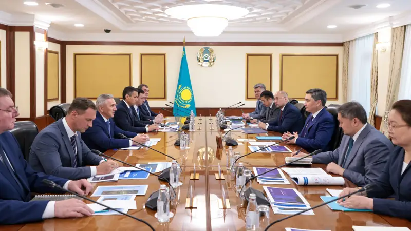 Премьер-министр Олжас Бектенов провел встречу с губернатором Тюменской области Российской Федерации Александром Моором