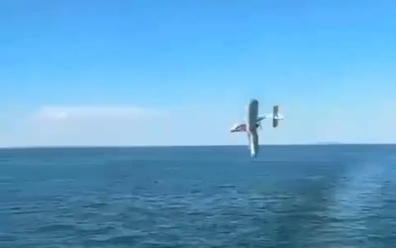 Дельтаплан с людьми упал в воду