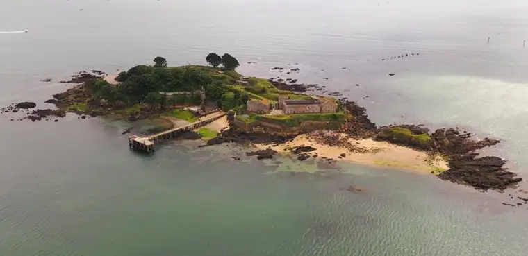 Остров с пляжем и 15 привидениями продается у берегов Англии