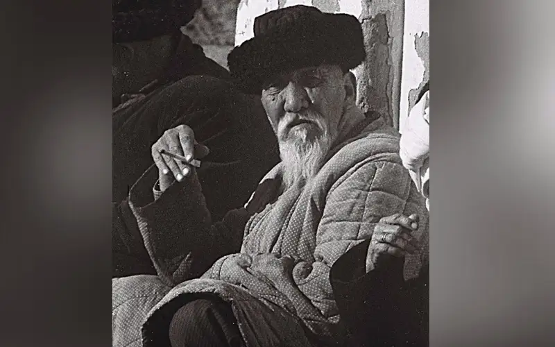 Кенен Әзірбаевтың еш жерде жарияланбаған суреттері табылды