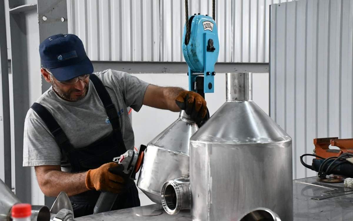 Орташа ұзындықтағы шашқа арналған жартылай шеңберлі шаш қиюы