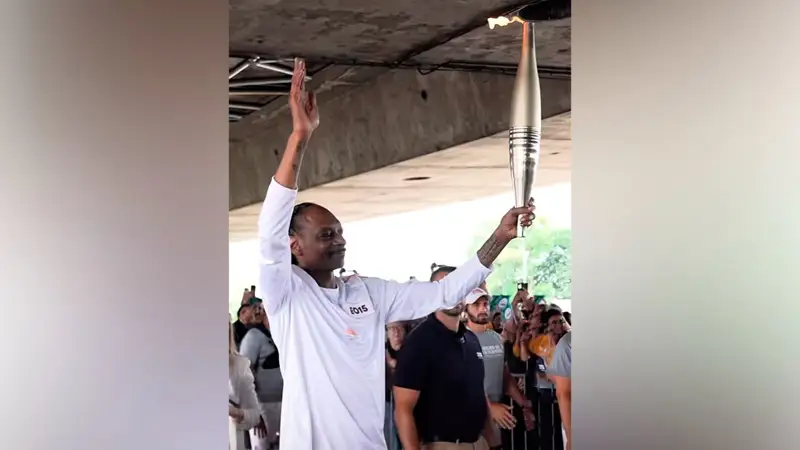 Снуп Догг пронес олимпийский огонь