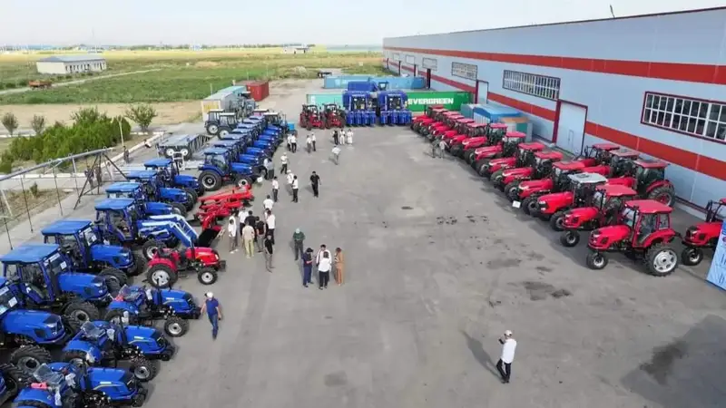 Туркистон вилояти фермерларига 50 га яқин трактор ва комбайн калитлари топширилди