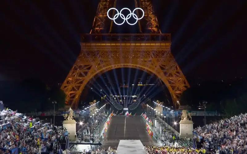 В Париже зажгли огонь Олимпиады