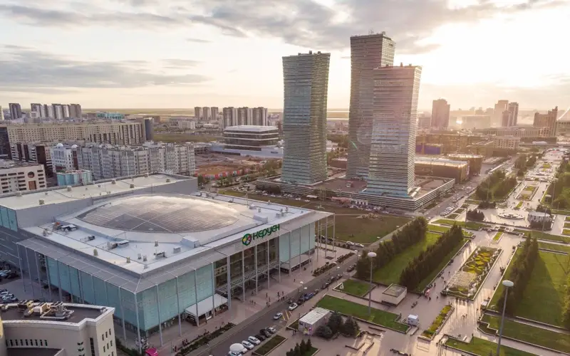 У торгового центра «Керуен» сквер