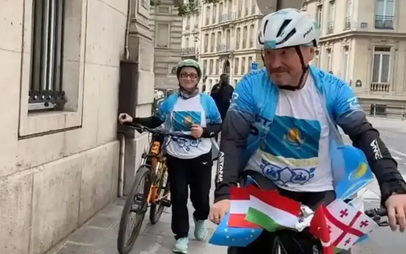 64-year-old Kazakh pensioner travels to Paris by bike