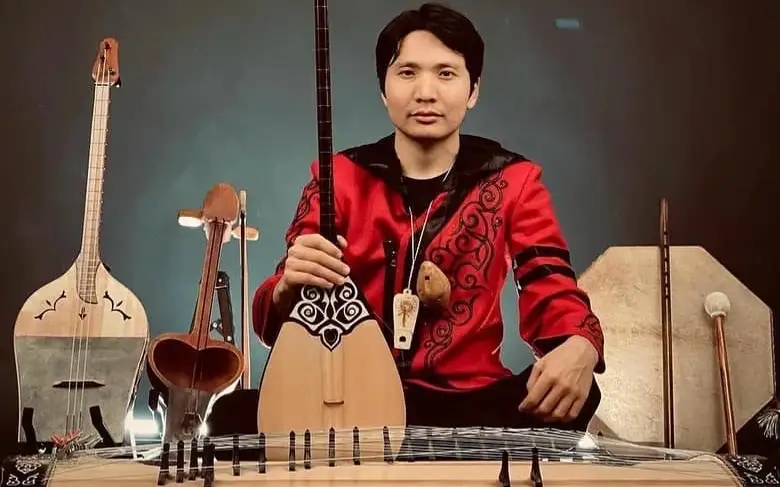 Атыраулық жігіт 20 музыкалық аспапта ойнайды