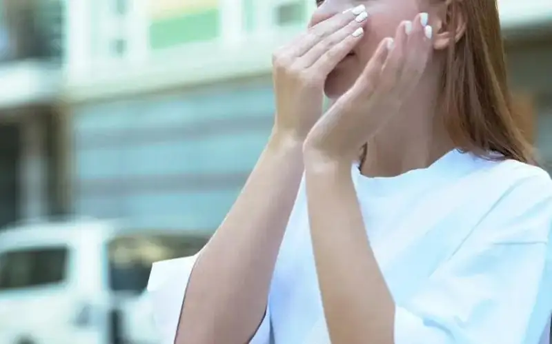 Шымкентцы массово жалуются на неприятный запах после горения серы