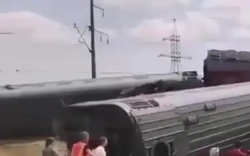 Россияда 8 та вагон рельсдан чиқиб кетди: жароҳатланганлар бор