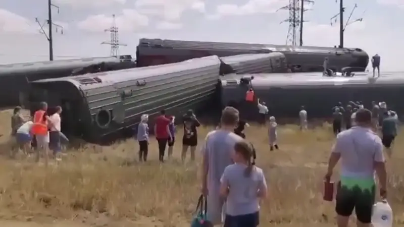 поезд сошел с рельсов в России