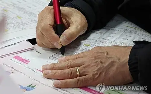 Number of economically active seniors hits record high in South Korea