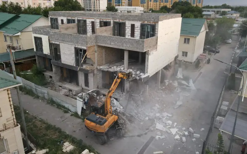 Незаконный таунхаус начали сносить в Алматы