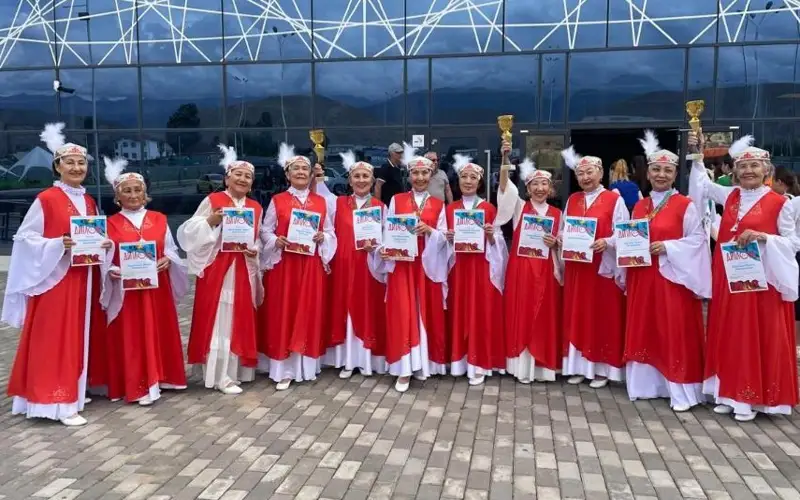 Апашки-танцовщицы из Астаны произвели фурор на конкурсе в Кыргызстане