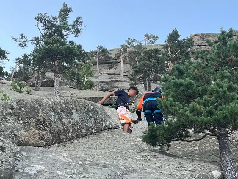 Бурабайда таудан түсе алмаған үш турист құтқарылды