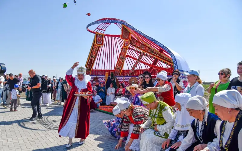 Один из древнейших обрядов провели на этнографическом фестивале вблизи Астаны
