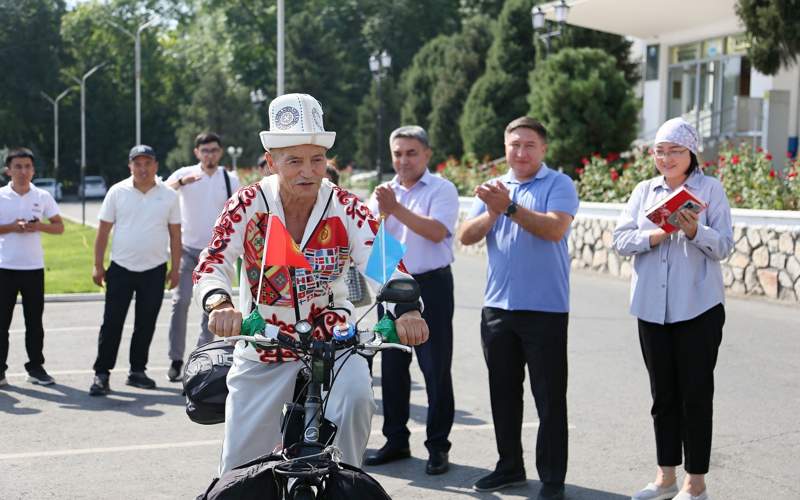 74-летний кыргызстанец поехал на велосипеде в Астану на V Всемирные игры кочевников