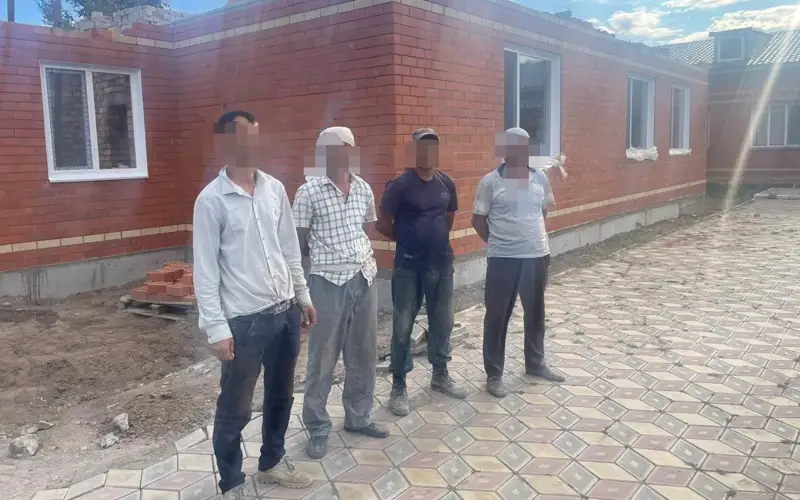 Строительством музея под Экибастузом занимались иностранцы На территории Казахстана мужчины находились нелегально. На стройплощадке их заметили полицейские, передает корреспондент агентства Kazinform. Сотрудниками миграционной службы Экибастуза выяснили, что музей в селе Акколь строят граждане соседнего государства. Работали они незаконно. Такое же нарушение выявили в одном из городских кафе. Всего нарушителей – семеро. - Семь иностранцев находились на территории региона незаконно, без разрешительных документов. За нарушение иностранцами законодательства Республики Казахстан в области миграции населения, выразившееся в несоответствии осуществляемой деятельности целям, указанным в визе, составлены административные материалы для направления в суд,- сообщил исполняющий обязанности начальника управления полиции города Экибастуза Толеген Кудайбергенов. За привлечение иностранных граждан к трудовой деятельности без соответствующего разрешения к административной ответственности привлекли работодателей.