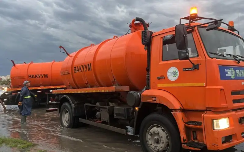 Последствия проливного дождя устраняют в Астане