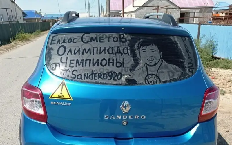 Atyraý turǵyny kóliginiń áınegine Eldos Smetovtiń sýretin saldy
