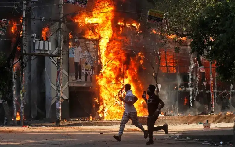 Бангладеште үкіметтің отставкаға кетуін талап еткен шеруде 70-тен астам адам қаза тапты