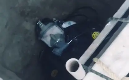 мужчины упали в выгребную яму