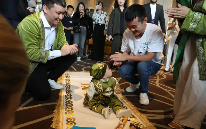 Дин Лижень провел Тұсау кесер 