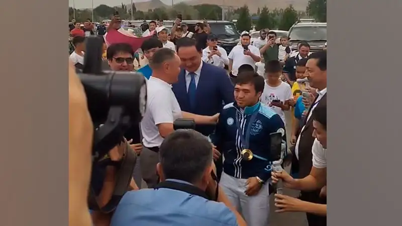 Елдос Сметовты қарсы алу