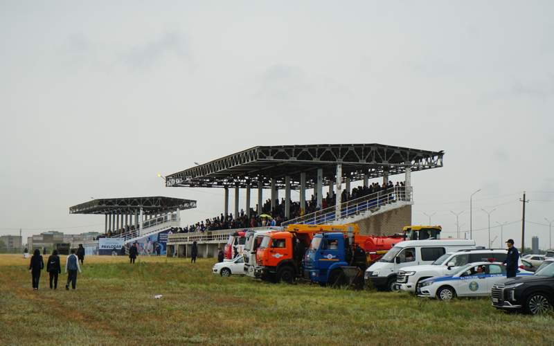 Лучшие наездники со всего Казахстана собрались на павлодарском ипподроме Лучшие наездники со всего Казахстана собрались на павлодарском ипподроме