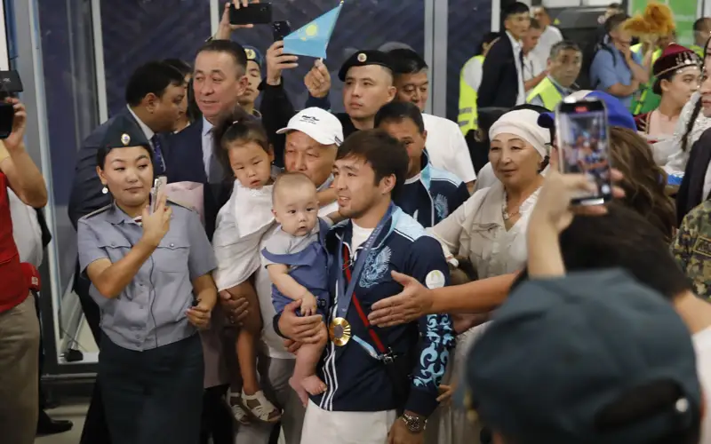 Олимпийских призеров встретили в аэропорту Алматы