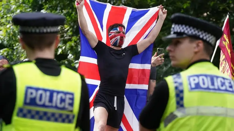 Ұлыбританияда мигранттарға қарсы наразылық өршіп тұр