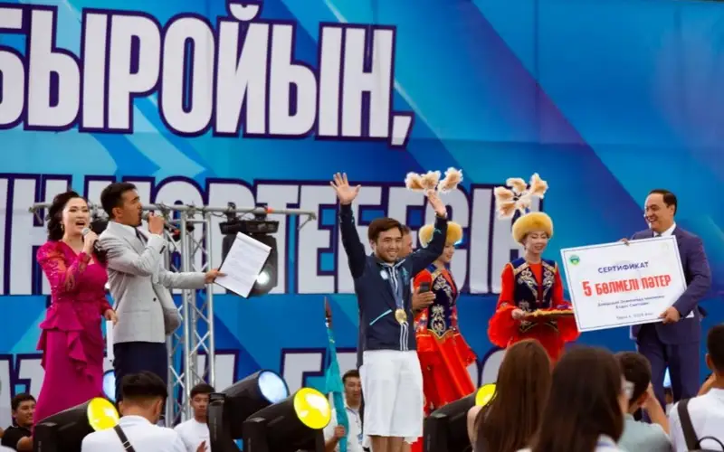 Олимпийскому чемпиону Елдосу Сметову и его тренеру вручили ключи от квартир и машин в Таразе