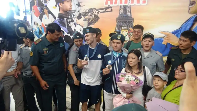 Олимпийских медалистов Ислама Сатпаева и Наримана Курбанова наградил министр обороны РК