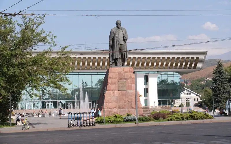 Памятник Абаю в Алматы