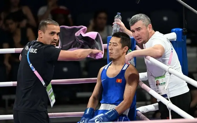 Қырғыз боксшысына Парижде секундант болған өзбекстандық жаттықтырушы Акмал Хасанов