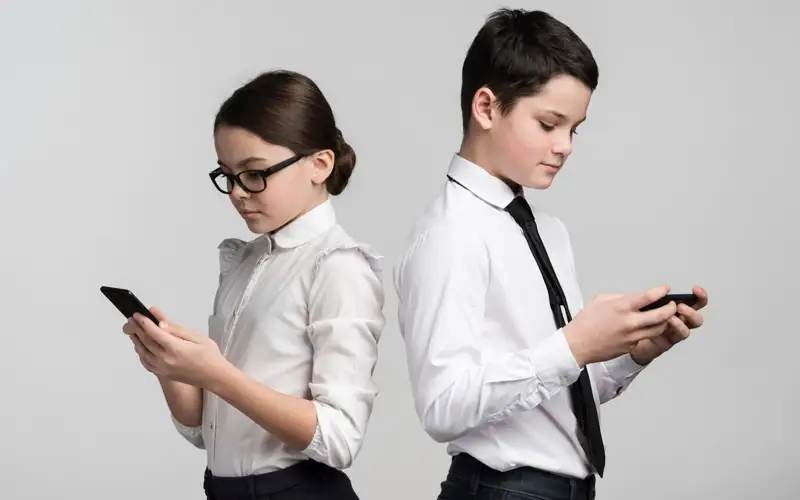 ученики с телефоном