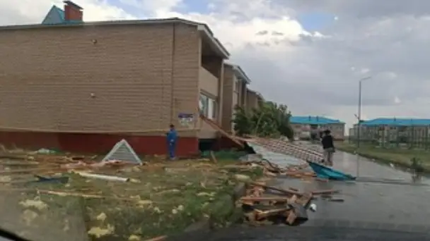  В Актюбинской области сильным ветром сорвало крышу с двухэтажного дома